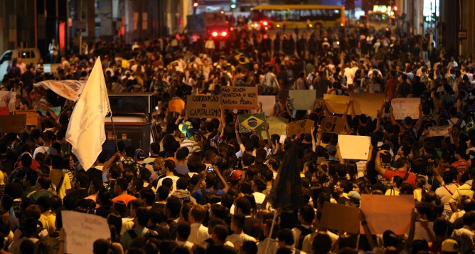 Cientos de manifestantes asisten a una protesta contra la corrupción y la llamada PEC 37, una iniciativa del Legislativo para reducir los poderes de investigación del Ministerio Público