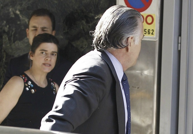 Luis Bárcenas, a su llegada hoy a la Audiencia Nacional, donde está citado, junto a su mujer, Rosalia Iglesias, para declarar de nuevo ante el juez Pablo Ruz