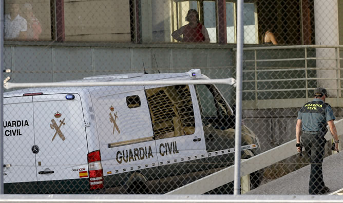 Vista del furgón de la Guardia Civil que traslada al extesorero del Partido Popular, Luis Bárcenas, a su llegada a la cárcel de Soto del Real, en Madrid.