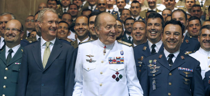 El rey Juan Carlos junto al ministro de Defensa, Pedro Morenés, durante la clausura del XIV Curso de Estado Mayor de las Fuerzas Armadas este viernes en el Centro Superior de Estudios de la Defensa Nacional (CESEDEN) de en Madrid.
