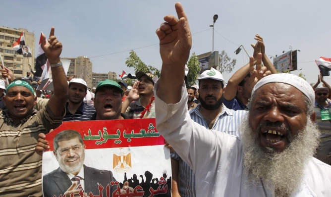 Los Hermanos Musulmanes mantienen su apoyo al expresidente Mursi en la plaza de Raba El-Adwyia en El Cairo