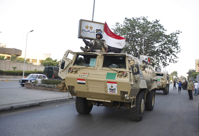 Los soldados dirigen sus tanques hacia el palacio presidencial en El Cairo