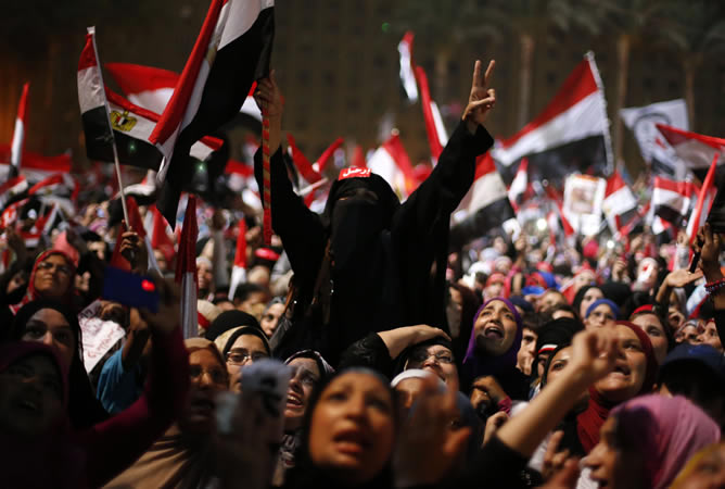 El júbilo ha estallado en la plaza Tahrir, en El Cairo, tras conocerse la noticia del derrocamiento de Mursi