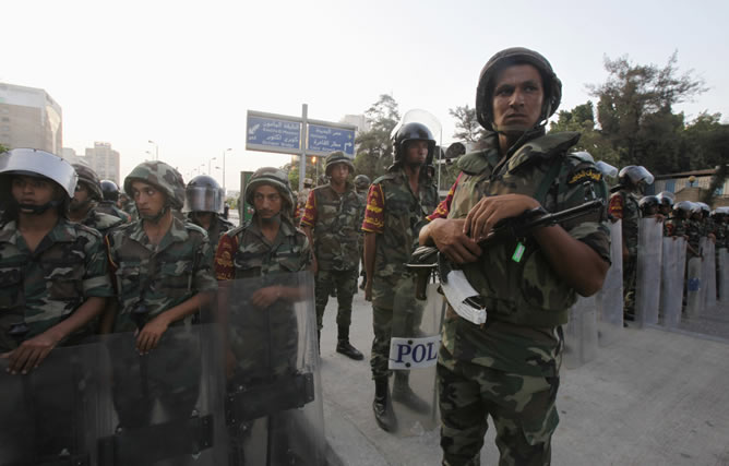 Soldados que hacen guardia frente a los que se manifestan contra el presidente egipcio, Mohamed Mursi, cerca del palacio presidencial