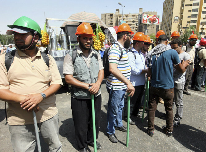 Durante un mitin varios miembros de una hermandad egipcia se colocan para una protesta en apoyo a Mohamed Mursi