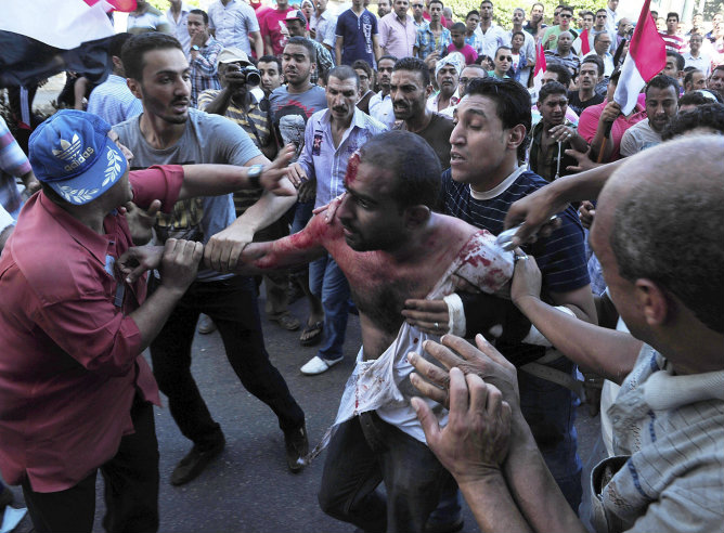 Un hombre egipcio ensangrentado tras los enfrentamientos entre los  diferentes grupos