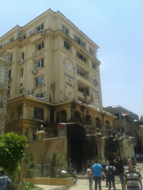 Manifestantes contrarios al gobierno han asaltado la sede central de los Hermanos Musulmanes en El Cairo
