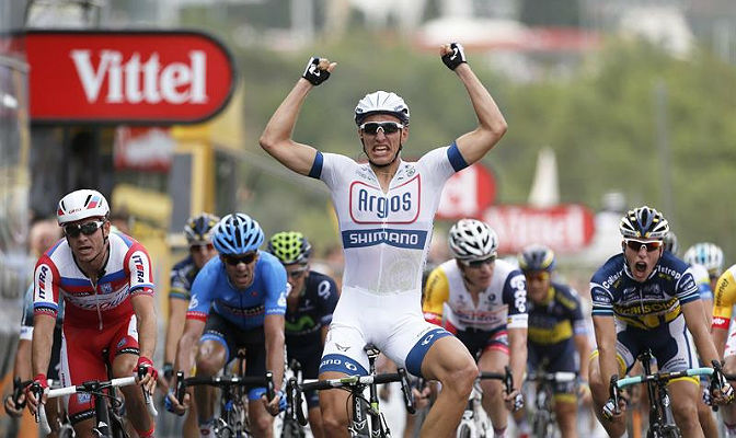 Kettlel celebra su victoria en la 1ª Etapa del Tour