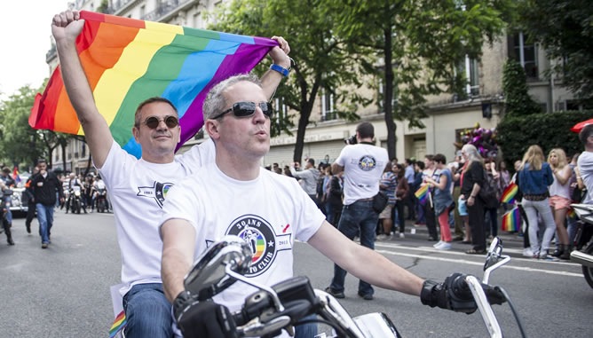 El colectivo Inter-Lesbianas, Gays, Bisexuales y Transexuales (LGBT) francés celebra la lay del matrimonio homosexual recordando que queda mucho en lo que trabajar, con motivo del día del Orgullo Gay en Francia.