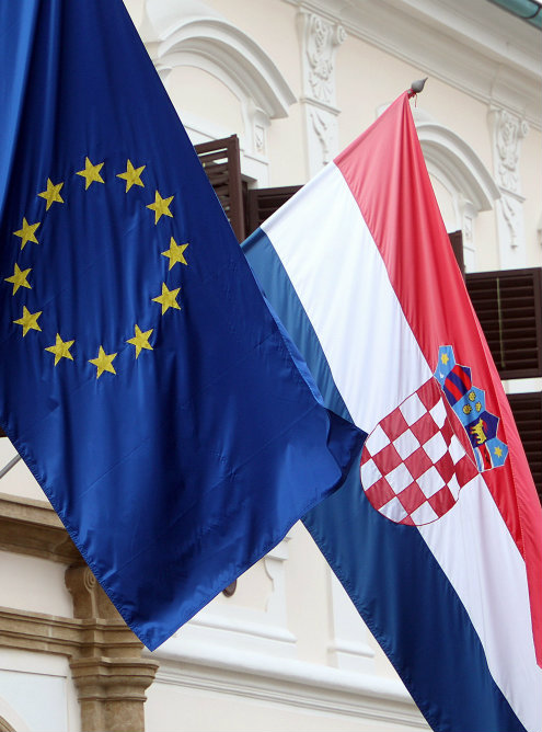Banderas de Croacia (dcha) y la Unión Europea (izda) ondean en un edificio gubernamental en Zagreb