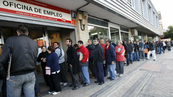 Imagen de una cola de personas a las puertas de una oficina de empleo de la Comunidad de Madrid.
