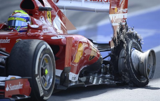 El neumático de Massa estalla durante el Gran Premio de Silverstone de Fórmula 1