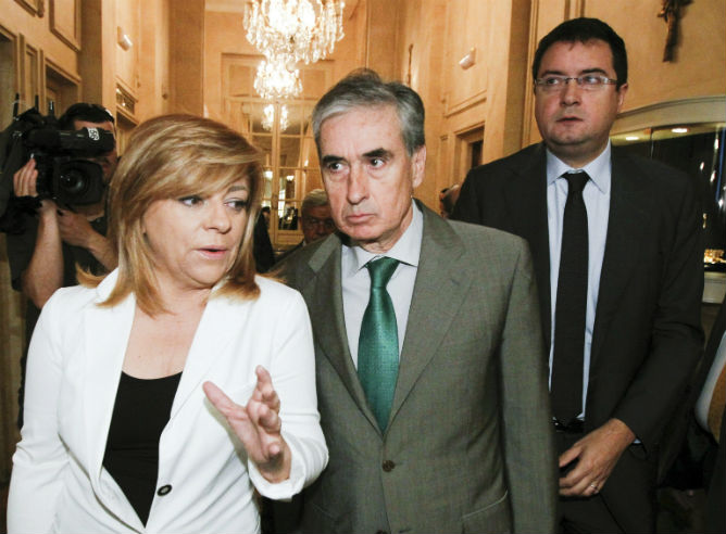 Elena Valenciano, Ramón Jauregui y Oscar López antes de participar en un desayuno, en pleno debate sobre las primarias