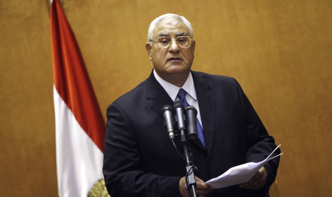 El nuevo presidente interino de Egipto, Adli Mansur, jura su cargo ante la asamblea general del Tribunal Constitucional