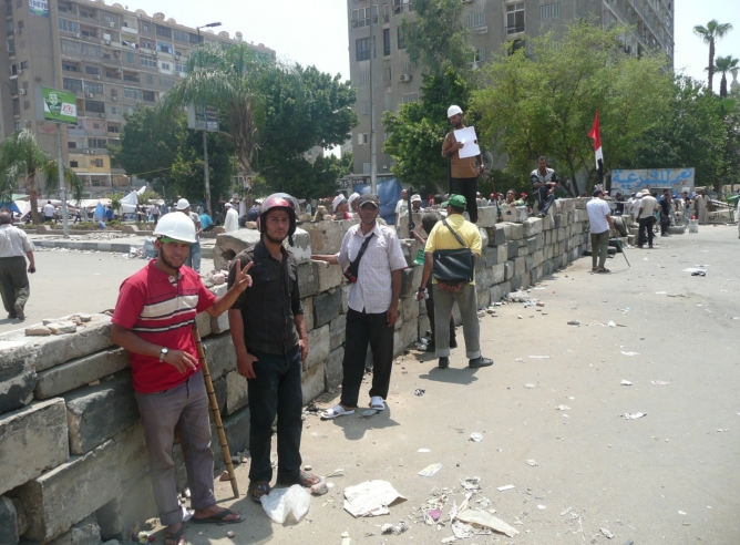 Los seguidores de Mursi y el ejércitos se encuentran separados por un muro de cinco metros para evitar la confrontación