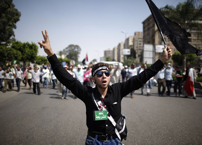 Los partidarios y detractores del depuesto presidente de Egipto salen de nuevo a las calles de El Cairo.