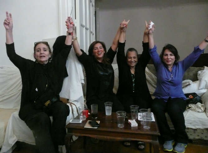 Mujeres activistas celebrando la proclamación de El Baradai