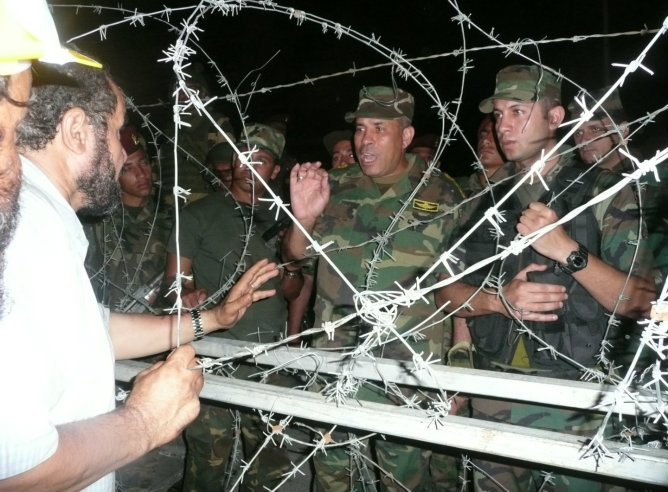 Ejército a las puertas del cuartel general de la guardia republicana donde presuntamente se encuentra el expresidente Mursi