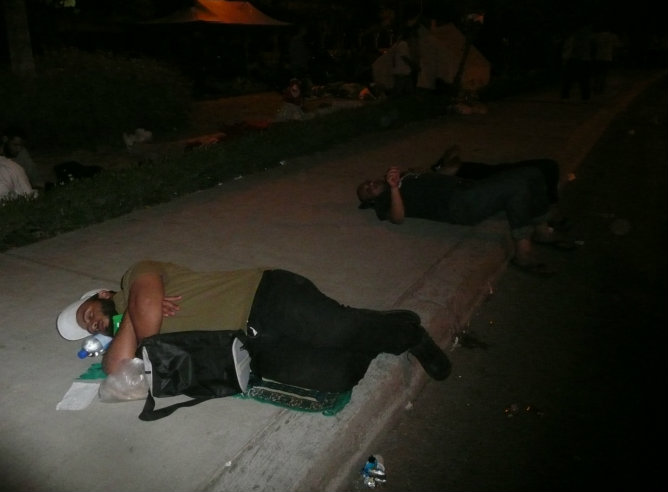 Seguidores de Mursi durmiendo en las inmediaciones del cuartel general de la guardia republicana
