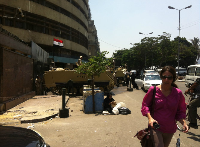 Ana Terradillos en la sede de la Televisión egipcia sitiada por tanques del ejército