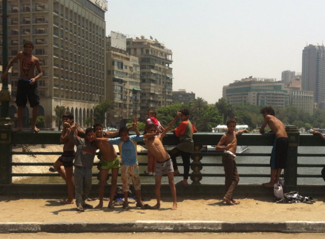 Varios niños egipcios junto al río Nilo