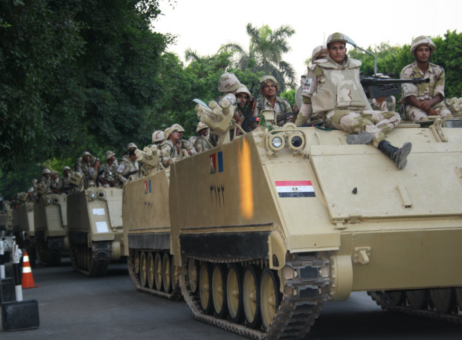 Los tanques militares circulan por las calles del país
