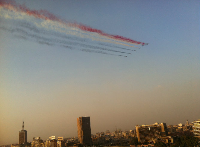 Durante la jornada de protestas los aviones del ejército sobrevuelan periódicamente los cielos de Egipto