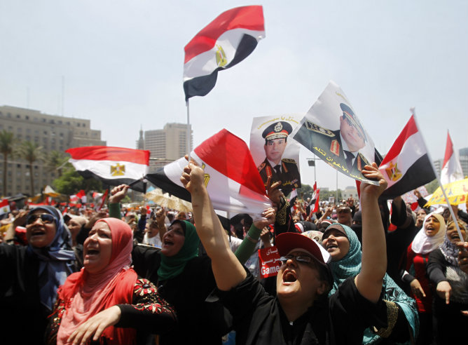 Opositores al ex presidente Mohamed Mursi gritan consignas durante una manifestación en la plaza de Tahrir