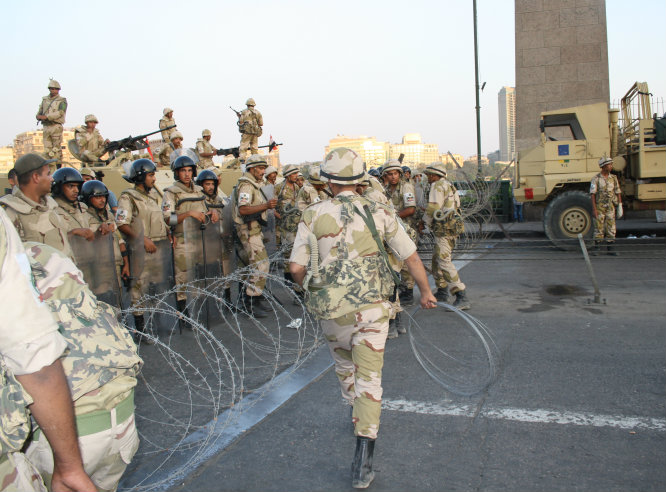 Los militares almbrando el paso a la plaza de Tahrir para evitar el acceso a los seguidores de Mursi