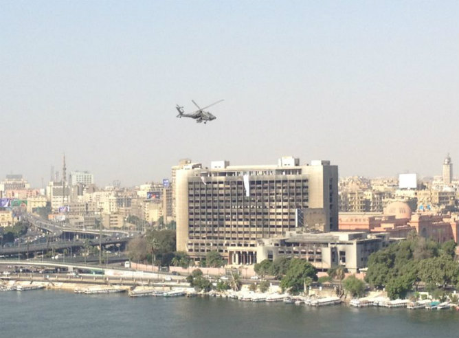 Aviones militares sobrevuelan los cielos de El Cairo
