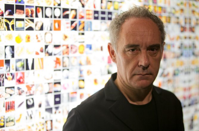 El chef Ferran Adrià posa ante la exposición 'elBulli: Ferran Adria and The Art of Food', que puede verse en la Somerset House de Londres hasta el próximo 29 de septiembre.