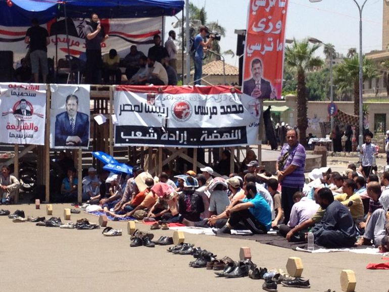 Un grupo de egipcios a la hora del rezo, cuando está previsto que comiencen las protestas por los partidarios de los Hermanos Musulmanes