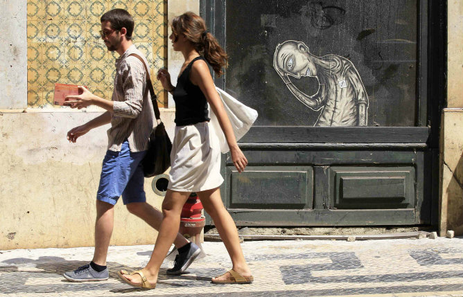 Una pareja pasea por el centro de Lisboa
