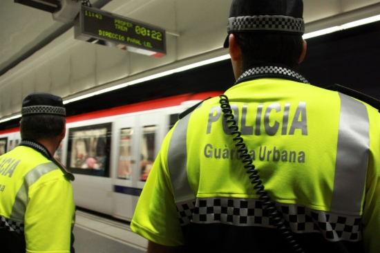 Dos agentes de la Guardia Urbana patrullan en el metro de Barcelona
