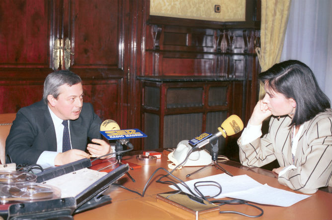Concha García Campoy entrevista a Carlos Solchaga en 'A vivir que son dos días' en un programa en 1990