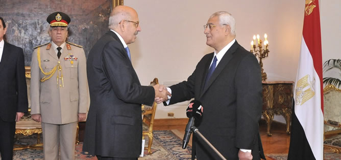 El Baradei ha prestado juramento ante el presidente interino, Adli Mansur, en el palacio de Al Itihadiya de El Cairo, la sede de la Presidencia. El premio Nobel de la Paz fue candidato a encabezar el Ejecutivo, pero el partido salafista Al Nur vetó su nombramiento.