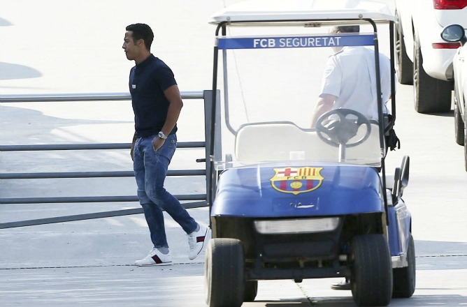 El ya exjugador del FC Barcelona, Thiago Alcántara, a su llegada esta mañana a la Ciudad Deportiva del FC Barcelona, donde ha acudido a despedirse de sus compañeros, quienes hoy vuelven al trabajo con la habitual revisión médica tras las vacaciones.