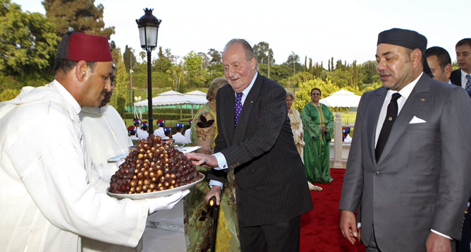 Don Juan Carlos, acompañado por el rey Mohamed VI, a su llegada al Palacio Real de Huéspedes de Souissi, que será su residencia oficial durante la visita a Marruecos