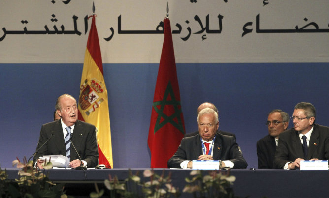 El Rey Juan Carlos I junto a los ministros de Asuntos Exteriores, José Manuel García-Margallo, y de Justicia, Alberto Ruiz Gallardón, durante la apertura de un foro empresarial hispano-marroquí al que acuden 27 destacados empresarios españoles en Rabat