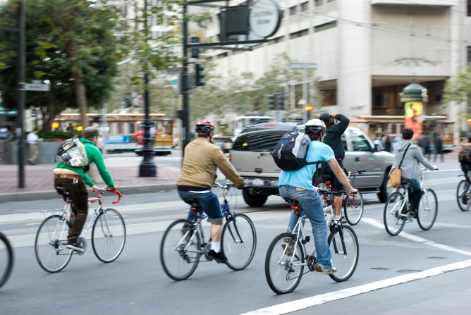 Los ciclistas temen a los conductores porque no respetan la distancia de seguridad al realizar los adelantamientos