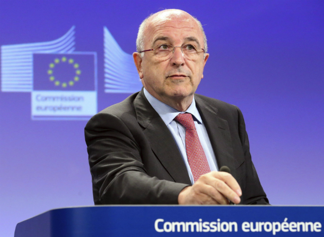 El vicepresidente de la Comisión Europea (CE), Joaquín Almunia, da una rueda de prensa en la sede de la institución en Bruselas
