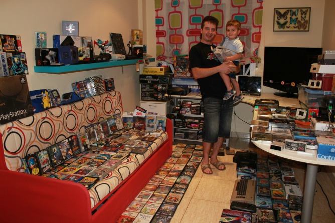José Vicente García y su hijo Martín junto a la colección de videojuegos