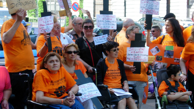 'Marea naranja' en favor de las ayudas a la dependencia. Protesta ante las puertas del Ministerio de Sanidad