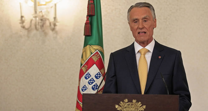 El jefe de Estado de Portugal, Anibal Cavaco Silva, ha decidido este domingo que el actual Gobierno conservador continúe en el poder tras el fracaso del pacto de salvación nacional