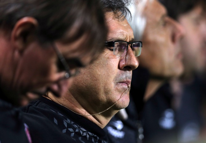 El entrenador argentino se concentra durante un partido de la selección paraguaya