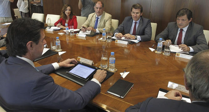El ministro de Industria, José Manuel Soria, durante la reunión que ha mantenido con representantes de las tres Comunidades Autónomas más afectadas por la situación del naval (País Vasco, Galicia y Asturias), sindicatos y astilleros