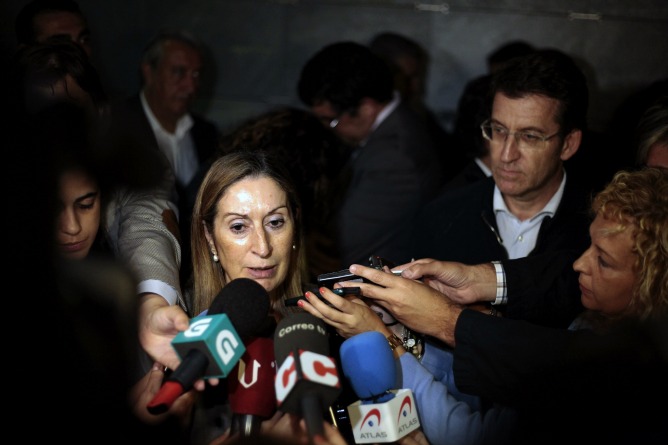 Ana Pastor acompañada por Alberto Núñez Feijóo, contesta a las preguntas de los periodistas tras la visita que realizaron a los familiares de las víctimas del accidente