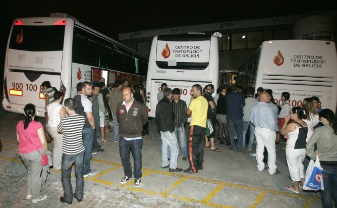 Muchos ciudadanos han acudido esta noche a la petición de donar sangre al centro de Transfusión de Galicia