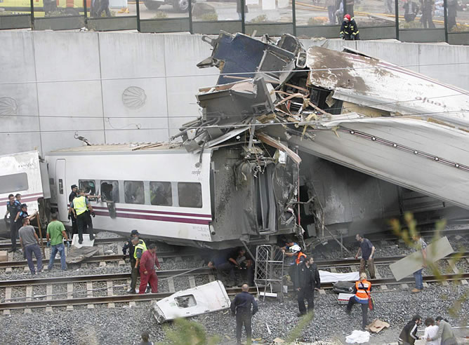 Vagones volcados del tren siniestrado cerca de Santiago de Compostela
