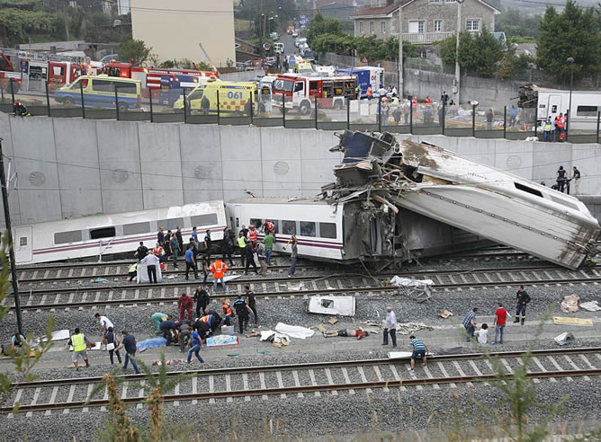 Estado en el que ha quedado el tren Alvia que cubría la ruta entre Madrid y Ferrol